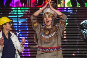 Ar atpažįstate, kas „Muzikinės kaukės“ laidoje įkūnijo indėną?