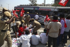 Indijoje laukiant naujų ūkininkų protestų telkiamos didžiulės policijos pajėgos