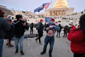 Ekstremizmo išdraskytos šeimos: išvydę Kapitolijų šturmuojančius tėvus vaikai ėmė juos skųsti FTB