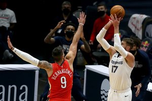 Krepšinio pasiilgęs J. Valančiūnas sparčiai rinko taškus, bet „Grizzlies“ suklupo trečiąkart iš eilės