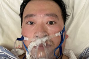 Pasaulis prisimena apie COVID-19 visiems pranešusį gydytoją: prieš metus pats tapo viruso auka