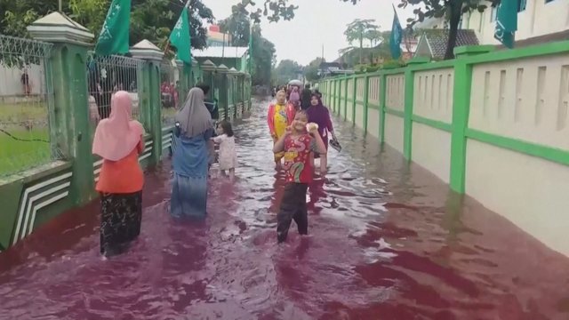 Indonezijoje gatves užsėmė kraujo raudonumo vanduo
