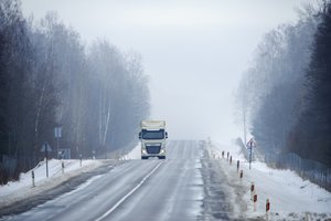 Keliuose yra slidžių ruožų, Kauno ir Raseinių rajonuose – plikledis