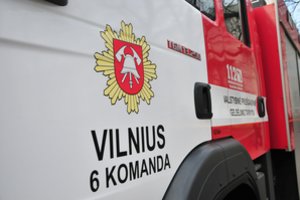 Vilniuje ugniagesiai gesino užsiliepsnojusį namą: būsto neteko kelios šeimos