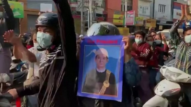 Mianmare tęsiasi protestai prieš karinį perversmą – gatvėse žygiuoja tūkstančiai