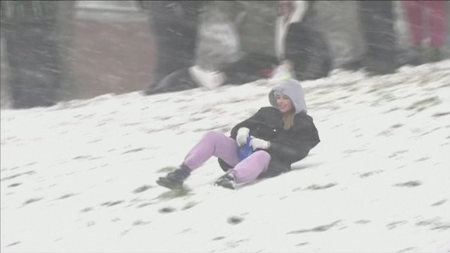 Sniegas atnešė džiaugsmą karantine nuobodžiaujantiems JK gyventojams