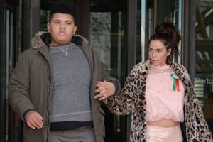 Po COVID-19 vakcinos neįgalus Katie Price sūnus atsidūrė ligoninėje