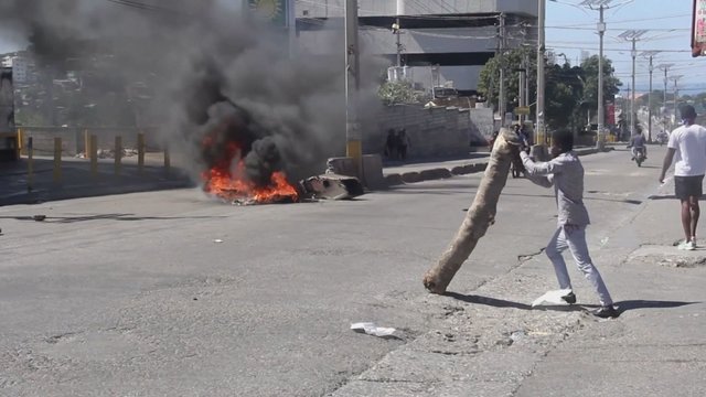 Haičio valdžia teigia užkirtusi kelią valstybės perversmui ir prezidento nužudymui