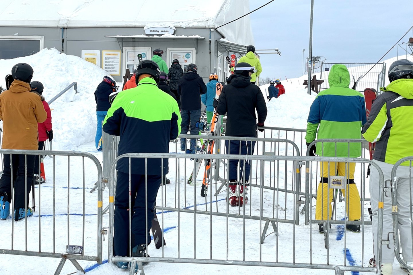 Kol vienų slidinėjimo trasų vadovai teigia, kad savaitgalį dėl itin didelio norinčiųjų skaičiaus negalėjo priimti visų norėjusių paslidinėti, kiti sako, jog trasos dirbo vos 30 proc. pajėgumu.<br>V.Ščiavinsko nuotr.