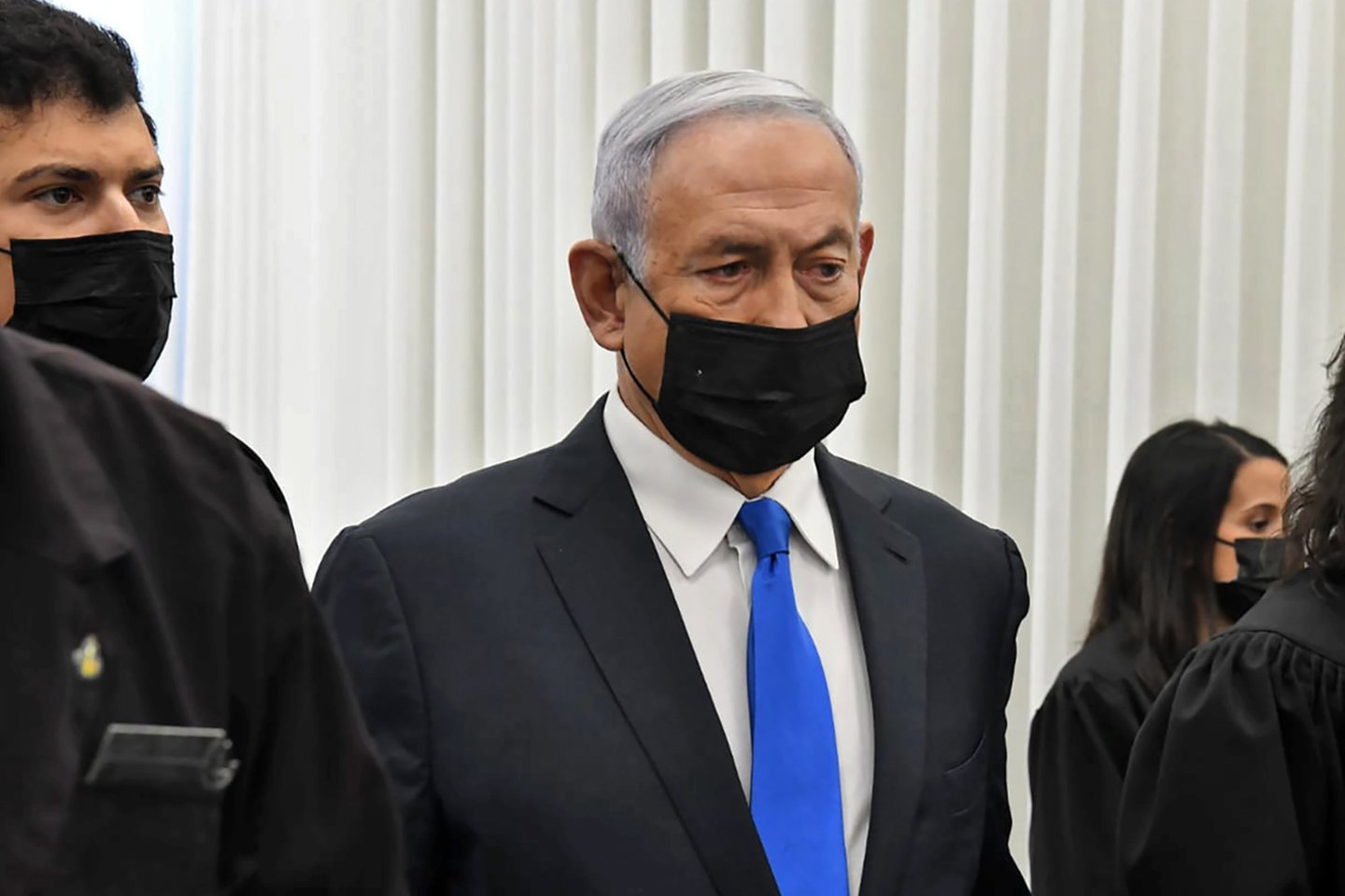 Izraelio premjeras Benjaminas Netanyahu pirmadienį trumpam atvyko į teismą ir oficialiai pateikė atsakymą į kaltinimus korupcija, jo bylos nagrinėjimui pereinant į intensyvesnį etapą, likus šešioms savaitėms iki naujų pirmalaikių rinkimų.