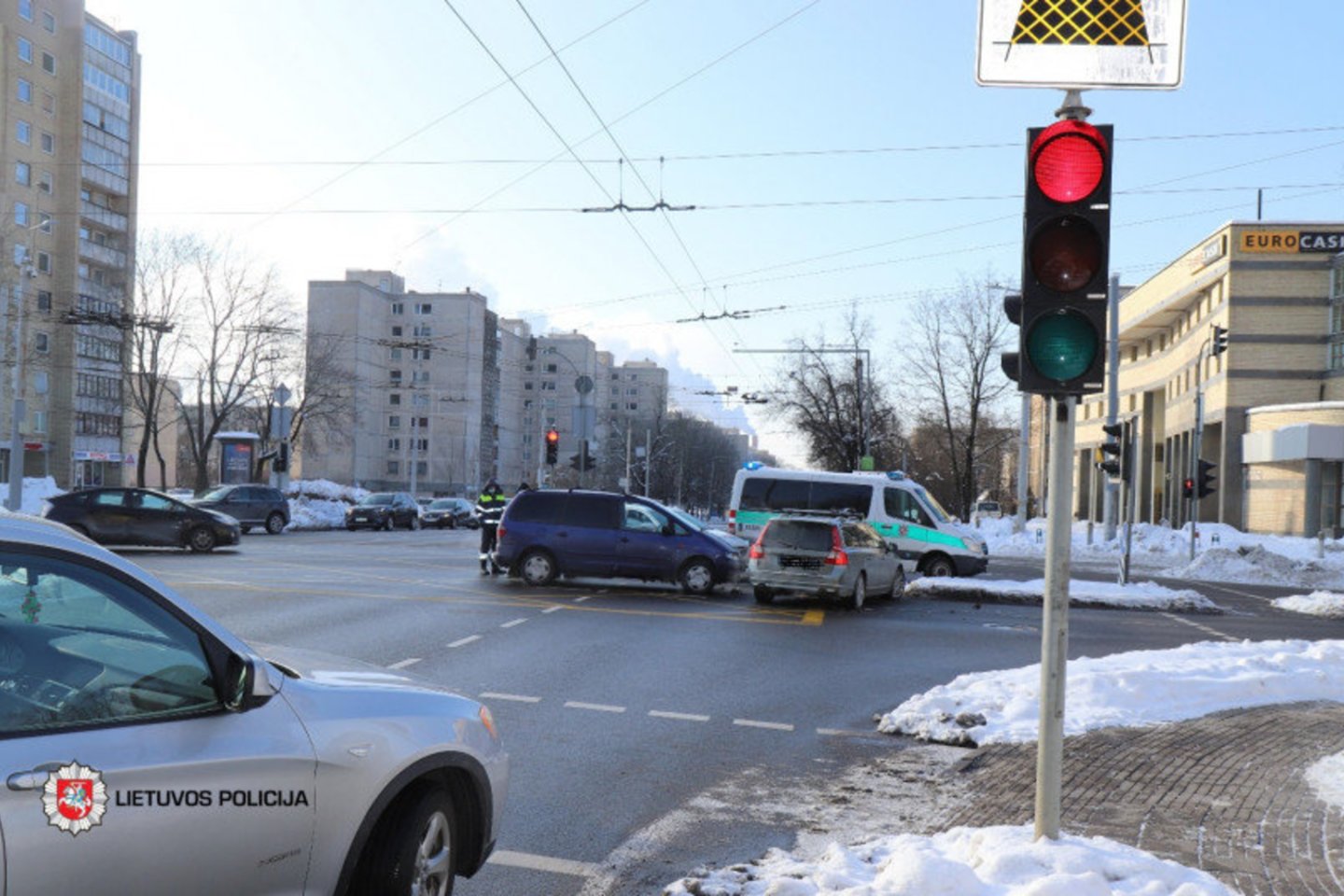 Savaitgalio avarijose žuvo žmogus, dar 10 buvo sužalota.