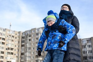 Nedaugelis taip pajėgtų: močiutė rūpinasi neįgaliu anūku ir dvynukais