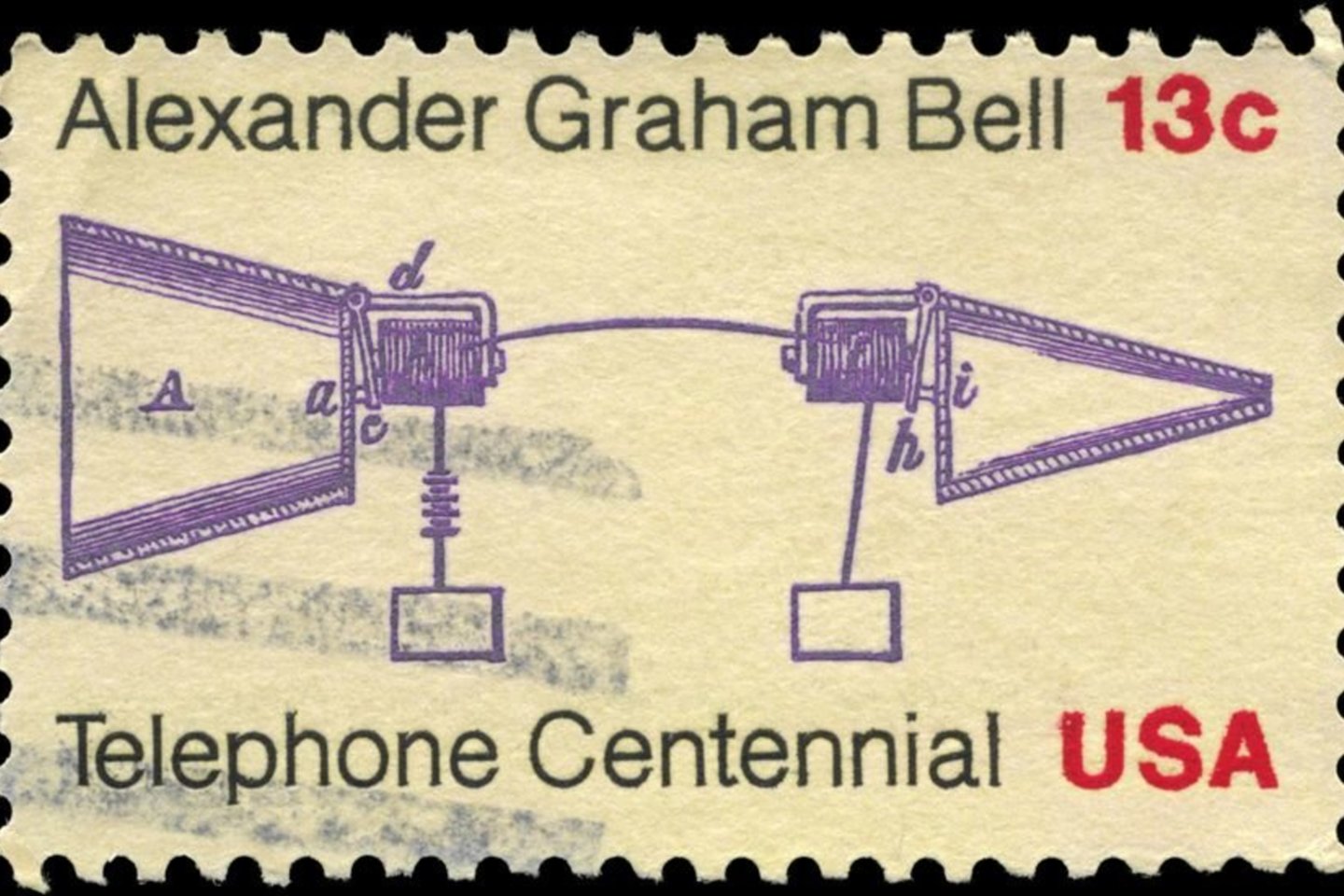 1876 m. Alexanderis Grahamas Bellas iš Bostono ir Elisha Gray iš Čikagos kiekvienas atskirai Amerikos patentų biurui padavė paraišką apie prietaisą, perduodantį balso garsus telegrafo principu. A.G.Bellas į biurą atvyko keliomis valandomis anksčiau, todėl kovo 7‑ąją telefono išradimo teisė buvo pripažinta jam.<br>123rf