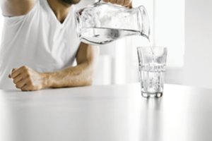 Svarbu žinoti kiekvienam: kiek ir kokio vandens reikia gerti, kad nepakenktume sau