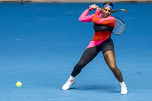 Serena Williams nustebino ne žaidimu, o neįprasta bėgimo legendai skirta asimetriška apranga