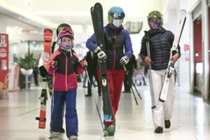 Gaisras atskleidė valdžios dviveidystę: kol šalis skendi ribojimuose, garsi teisėja mėgaujasi kurorto malonumais