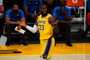 NBA naktis: įspūdingas 36-erių L. Jamesas ir atkakli europiečių dvikova