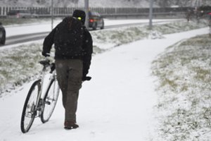 Ką, esant stipriam snygiui, reikia žinoti pėstiesiems ir dviratininkams?