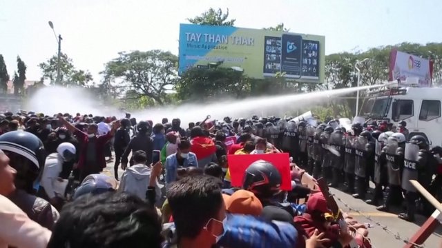 Protestai Mianmare nerimsta – policija minią tramdo guminėmis kulkomis