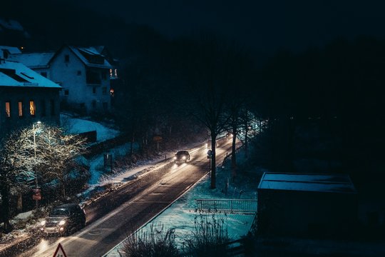 Snygis ir šaltis sukėlė chaosą Vokietijos keliuose: kai kurie vairuotojai automobiliuose praleido po 15 valandų