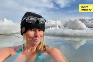 Ameriką šokiravo tarp ledo lyčių Čikagoje plaukiojanti lietuvė