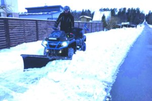 Keturratininkai puolė padėti gyventojams: neatlygintinai valo sniegą