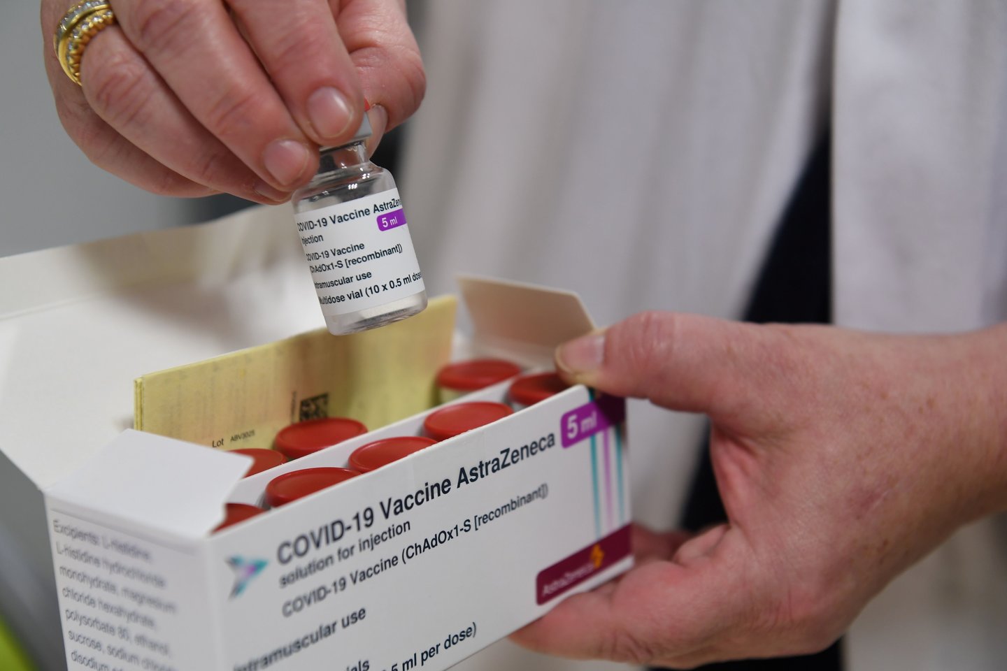 Valstybinė vaistų kontrolės tarnyba rekomenduoja Lietuvoje naudoti „AstraZeneca“ vakciną COVID-19 ligos profilaktikai visų amžiaus grupių žmonėms nuo 18 metų.
