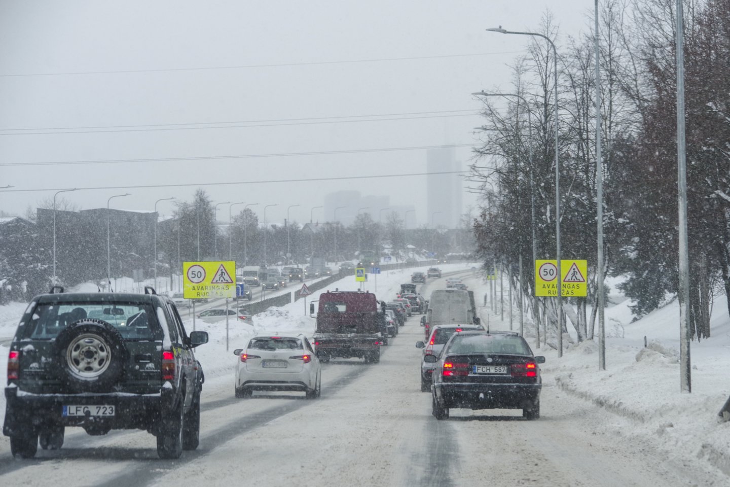 Trečiadienio rytą eismo sąlygos Lietuvoje dėl snygio išlieka sudėtingos.<br>V.Ščiavinsko nuotr.