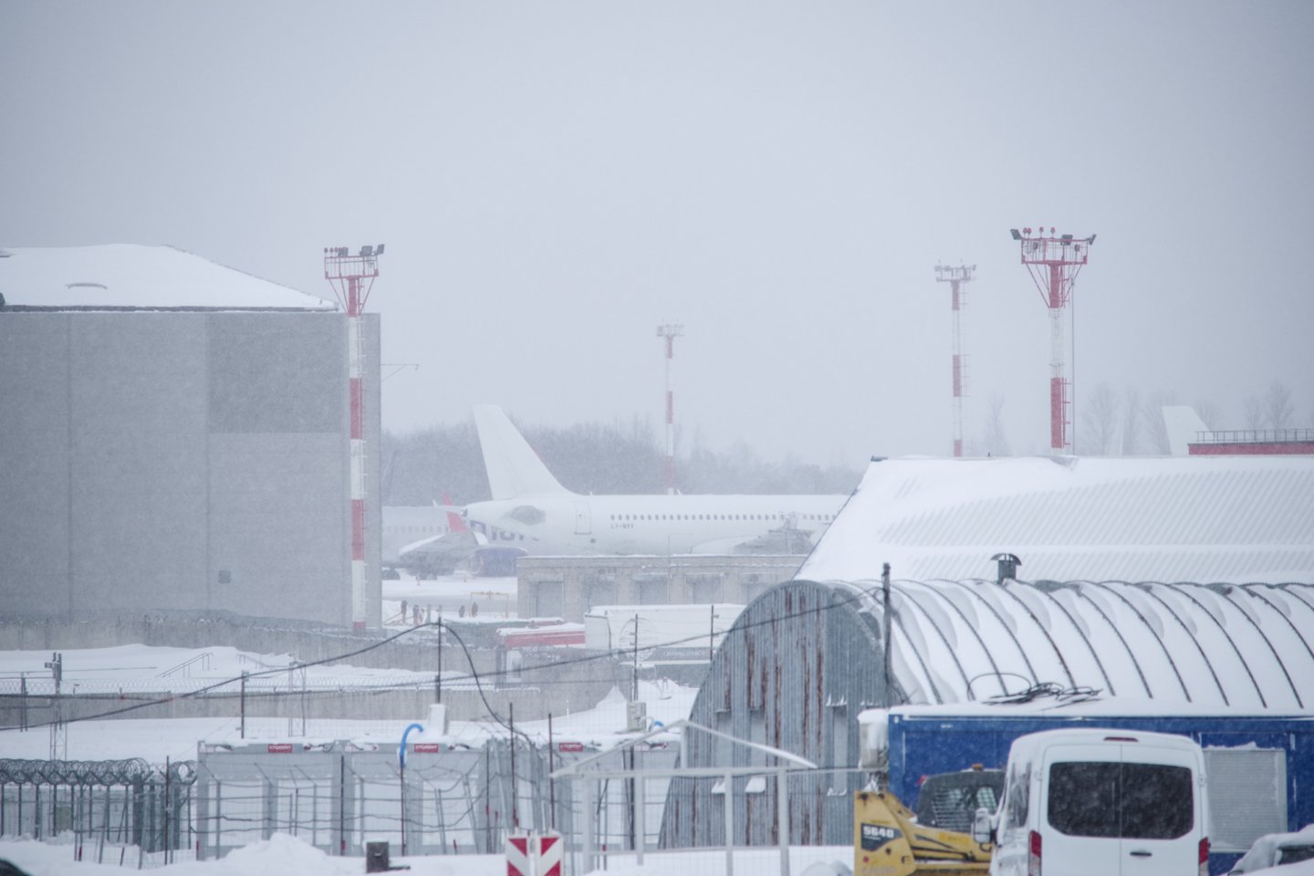 Vilniaus oro uoste alytiškė sužinojo, kad į „Wizz Air“ orlaivį nebus įleista.<br>V.Ščiavinsko nuotr.