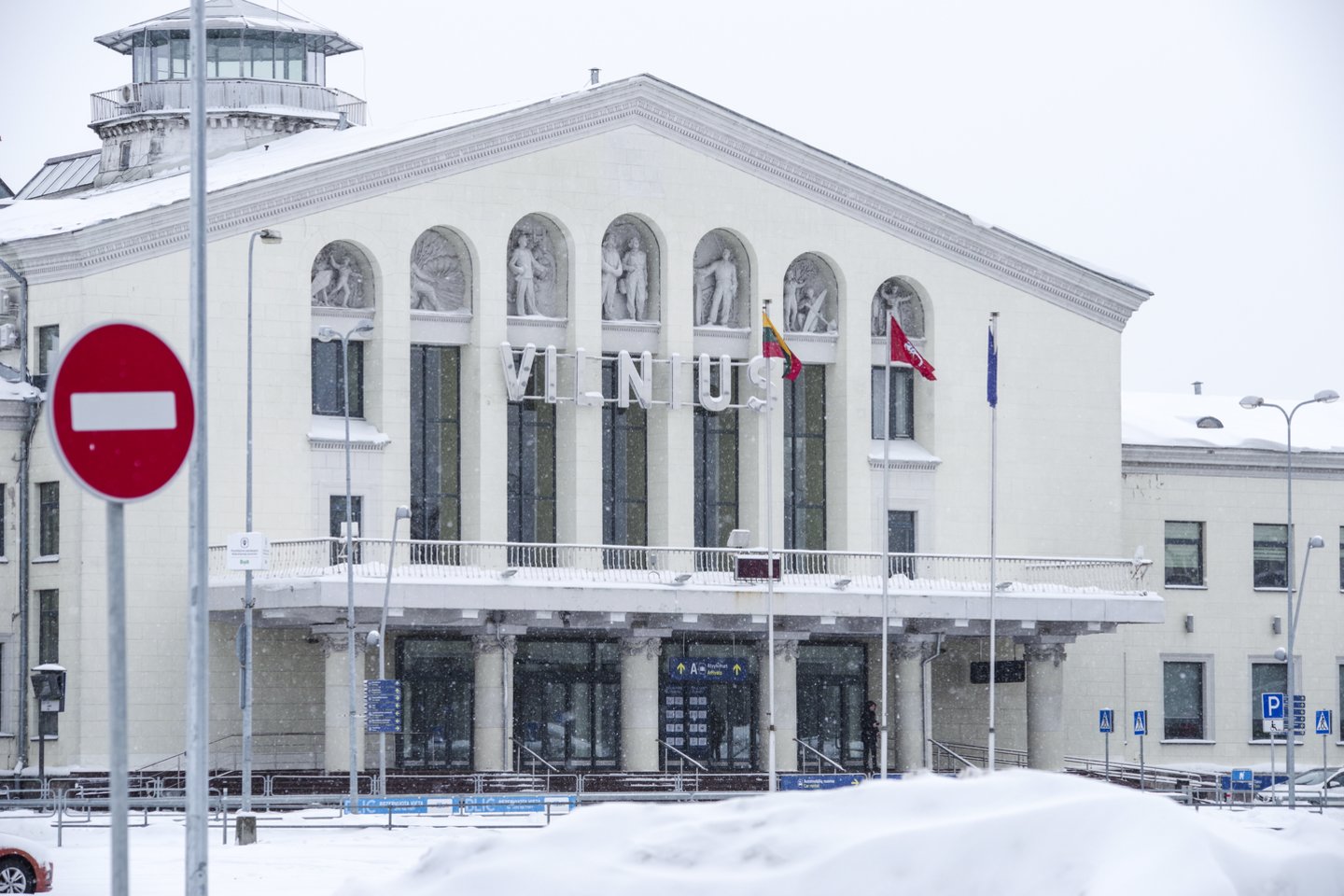 Vilniaus oro uoste alytiškė sužinojo, kad į „Wizz Air“ orlaivį nebus įleista.<br>V.Ščiavinsko nuotr.
