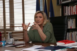 Prancūzijos kraštutinių dešiniųjų lyderė M. Le Pen teisiama dėl tviterio žinučių apie Islamo valstybę