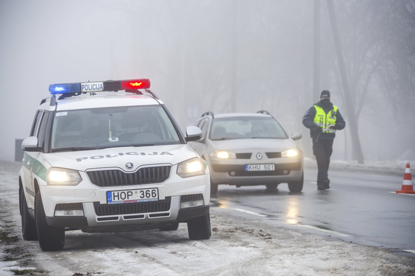 Koronavirusas,karantinas,kontrolės postas,policija<br>V.Ščiavinsko nuotr.
