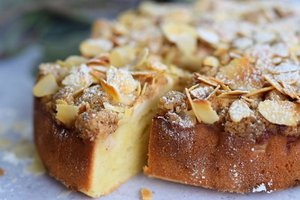 Minkštas ir purus obuolių pyragas su traškia kepure