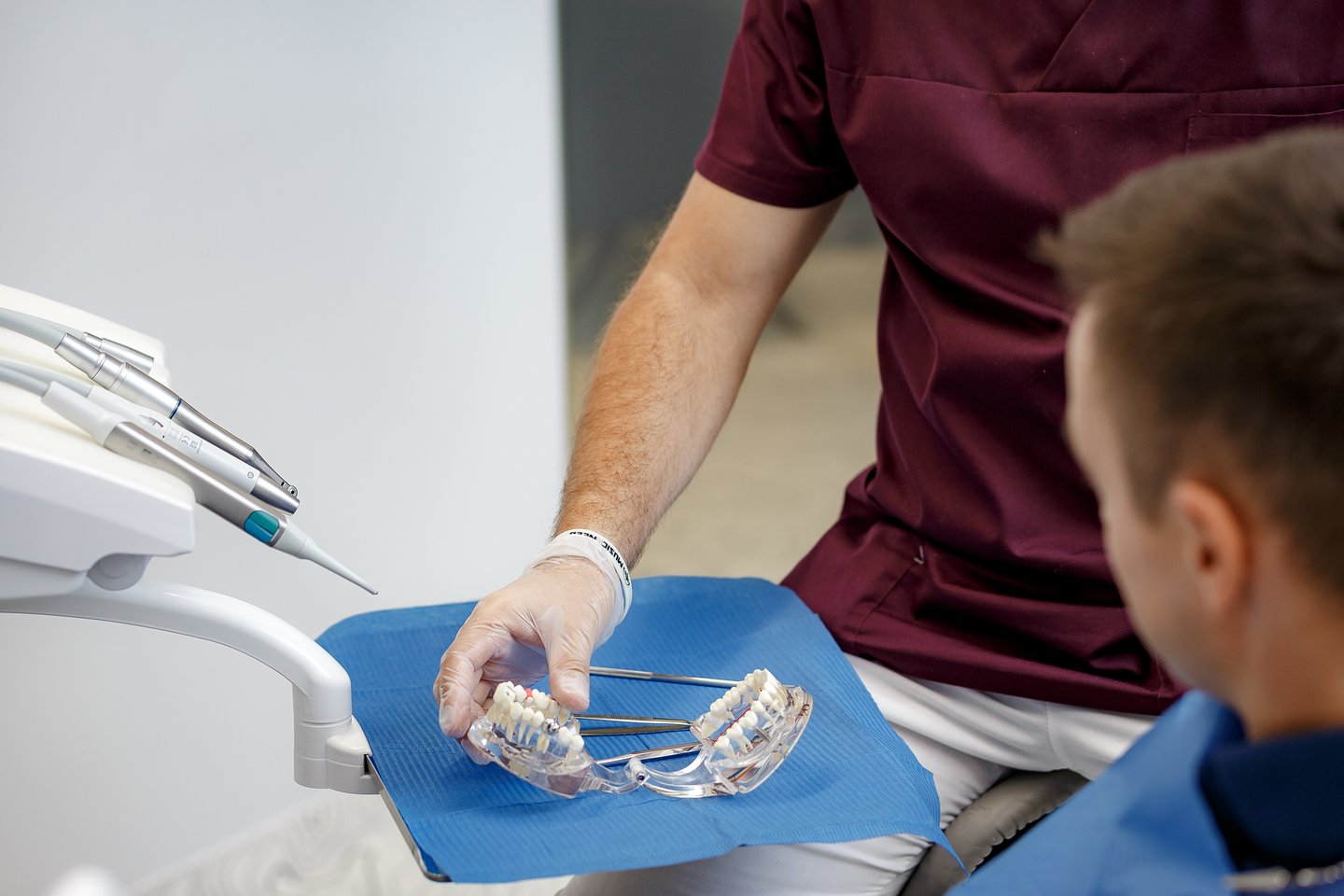 Nors visas dantų rekonstrukcijos procesas gali pasirodyti netrumpas, tačiau „Šypsenos akademijos“ gydytojai patikina – neprailgs, nekels didelio diskomforto, o rezultatas džiugins visą gyvenimą.<br>„Šypsenos akademijos“ nuotr.