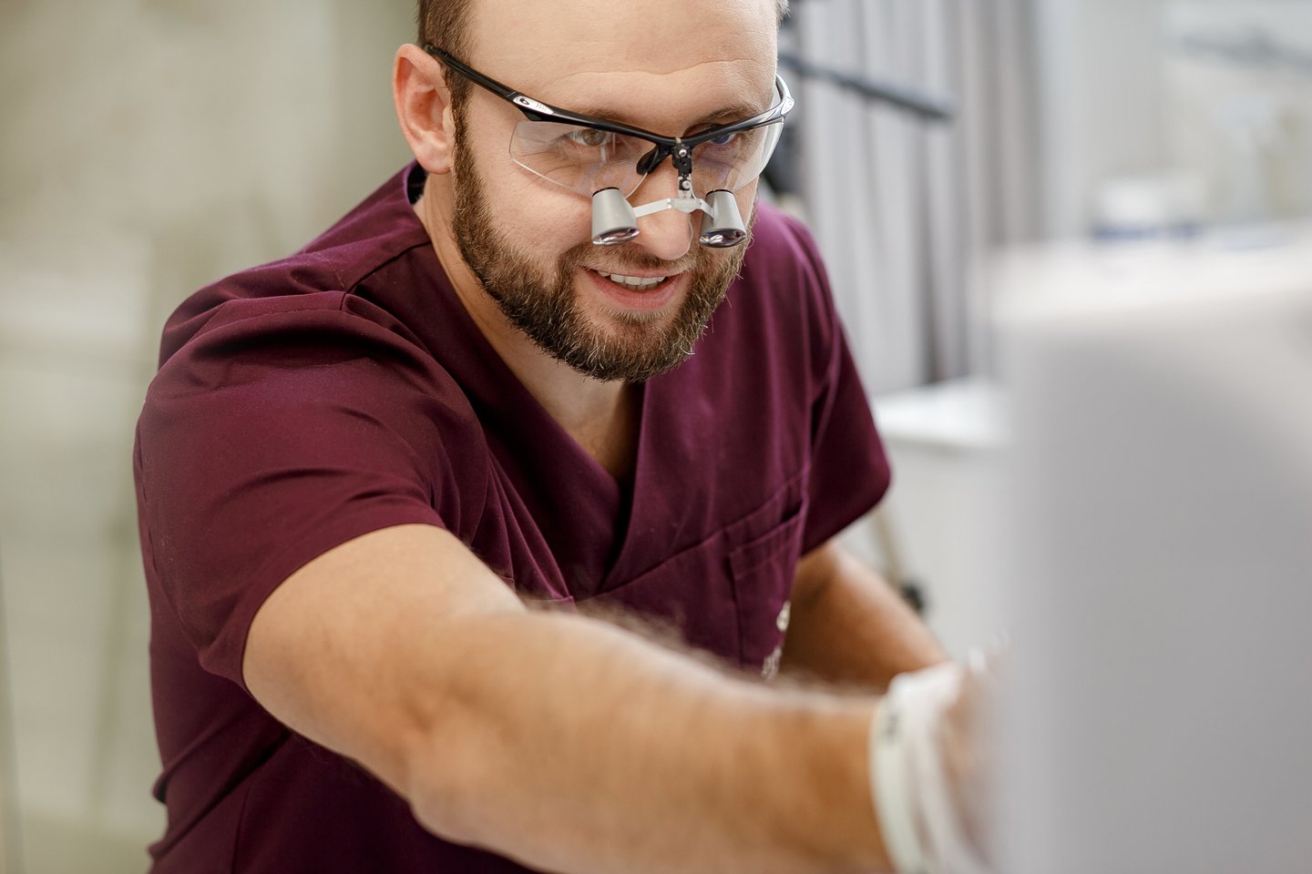 Nors visas dantų rekonstrukcijos procesas gali pasirodyti netrumpas, tačiau „Šypsenos akademijos“ gydytojai patikina – neprailgs, nekels didelio diskomforto, o rezultatas džiugins visą gyvenimą.<br>„Šypsenos akademijos“ nuotr.