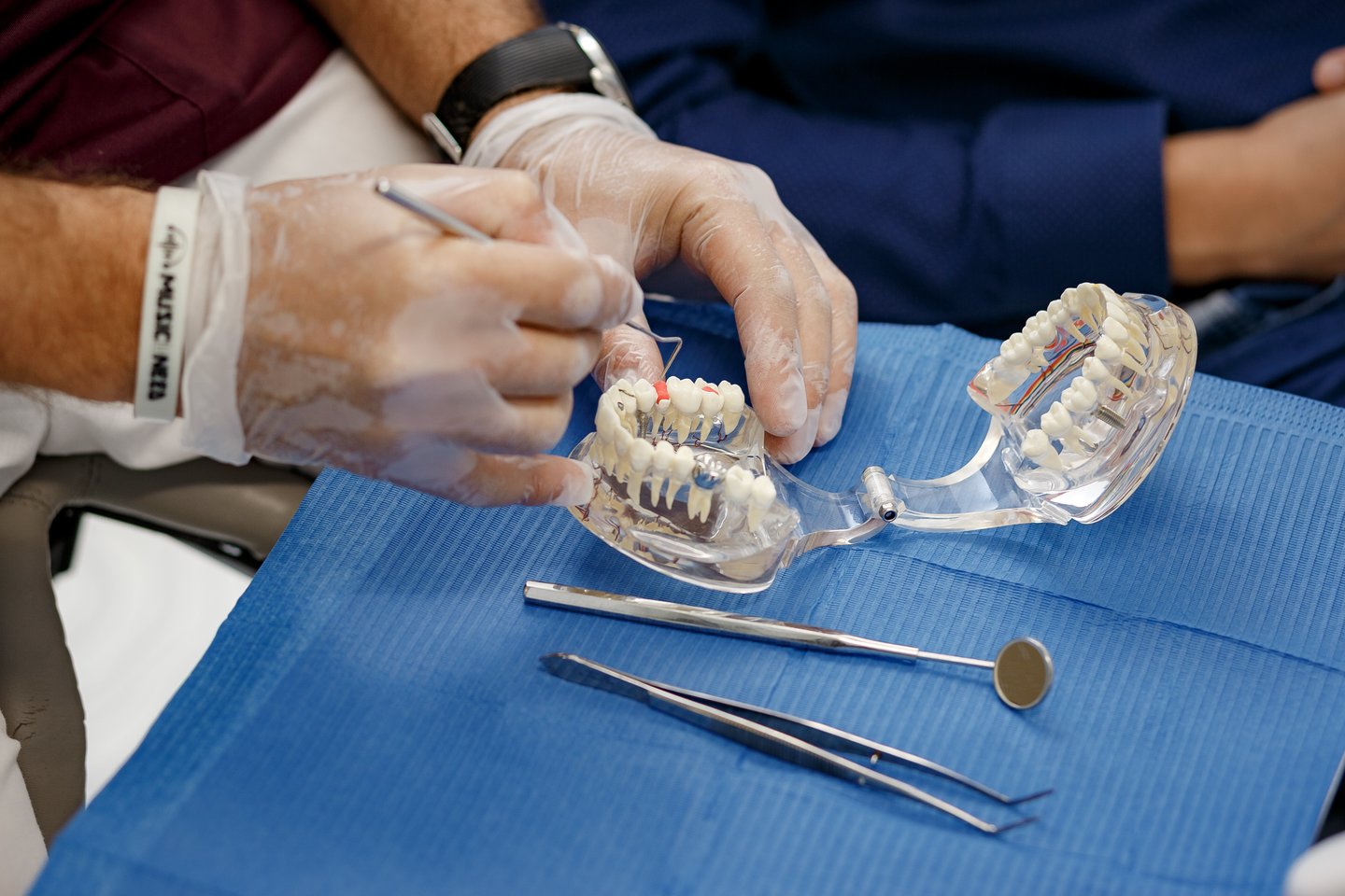 Nors visas dantų rekonstrukcijos procesas gali pasirodyti netrumpas, tačiau „Šypsenos akademijos“ gydytojai patikina – neprailgs, nekels didelio diskomforto, o rezultatas džiugins visą gyvenimą.<br>„Šypsenos akademijos“ nuotr.