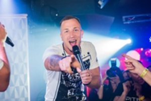 Solinę karjerą pradėjęs grupės „2 Donatai“ narys Karolis pristato dainą: įkvėpė moterys