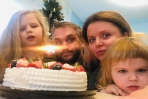 Graži vilniečių meilės istorija: vyras atstojo tėtį raidos sutrikimą turinčiai mergaitei