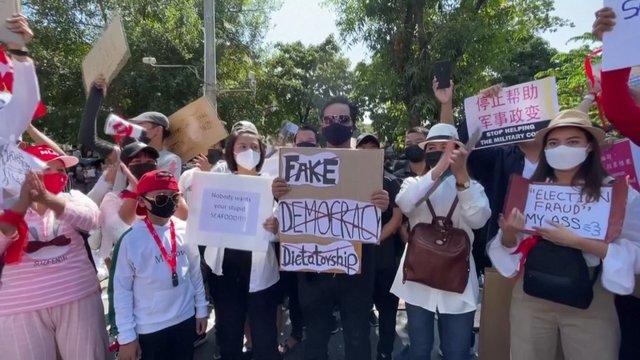 Protestuojantys Mianmare pasiduoti nesiruošia – šimtais renkasi prie Kinijos ambasados