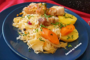 Raugintų kopūstų troškinys su šonine ir daržovėmis: žiemiška, sotu ir tikrai gardu