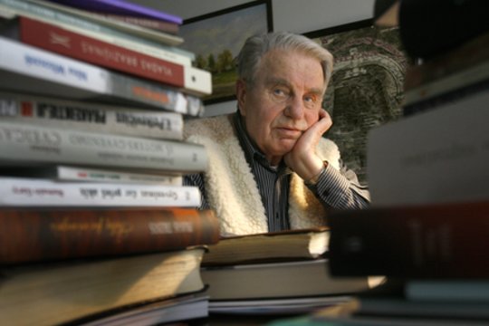 2011 m. mirė poetas, Nacionalinės ir Baltijos Asamblėjos premijų laureatas Justinas Marcinkevičius (80 m.).<br>R.Neverbicko nuotr.