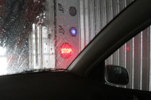 Plovė automobilį ir liko be durų rankenos: ar verta per tokius šalčius važiuoti į plovyklą