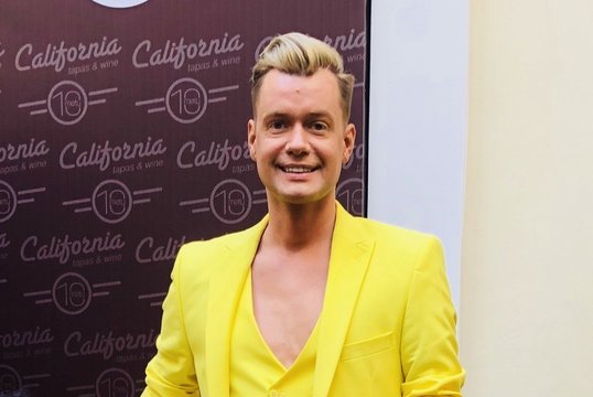 Plaukų stilisto ištarta frazė internete sukėlė audrą: svarbiau didelės krūtys ar gražūs plaukai? 