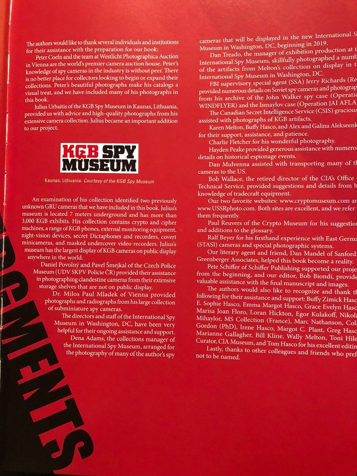 J.Urbaitis drauge parašė itin populiarią knygą apie šnipinėjimą „Slaptoji KGB istorija. Šnipinėjimo kameros 1945-1995 m.“<br>Asmeninio archyvo nuotr.