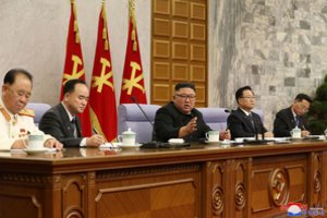 Kim Jong-unas sukritikavo savo vyriausybę