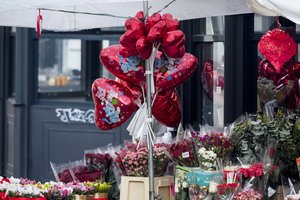 Prekybininkai išvardijo, ką lietuviai labiausiai perka per Valentino dieną: tendencijos keičiasi