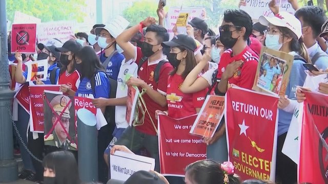 Mianmaro gyventojai nepaiso raginimų nutraukti protestus – į gatves išėjo tūkstančiai