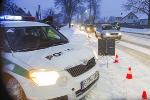 Koronavirusas Lietuvoje: į įmonę specialistai vyko su policijos pareigūnais, fiksuojami nauji protrūkiai