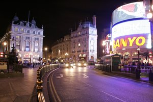 Emigrantų tai nepaguos – Jungtinės Karalystės ekonomika sumušė juodą rekordą  