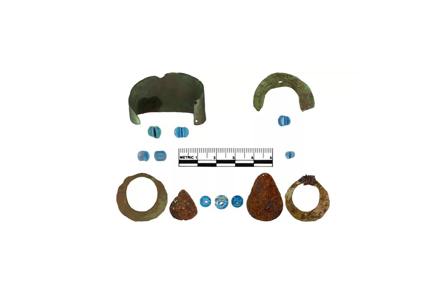  Artefaktus, rastus Aliaskoje, sudaro stikliniai mėlynos spalvos karoliukai, varinės apyrankės ir geležiniai pakabukai.<br> M. Kunzo ir R. Millso nuotr.